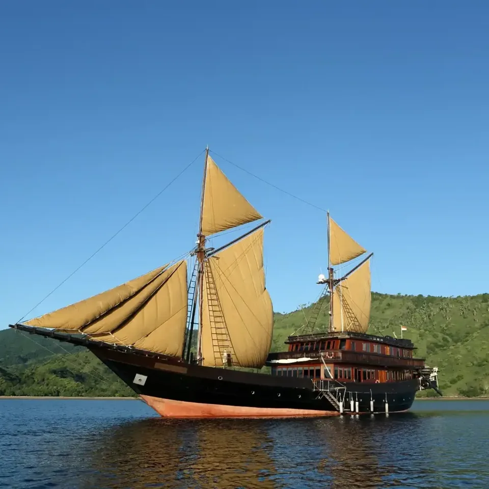 Alila Purnama, 46 m Wodden Traditional Ship, 5 cabins for 10 guests