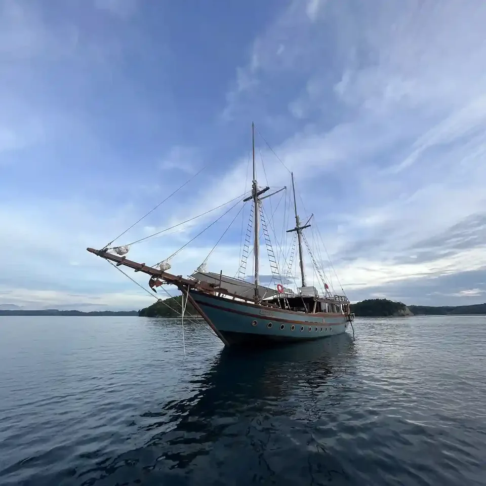 Dewata, 33 m Traditional Phinisi, 3 cabins for 6 guests
