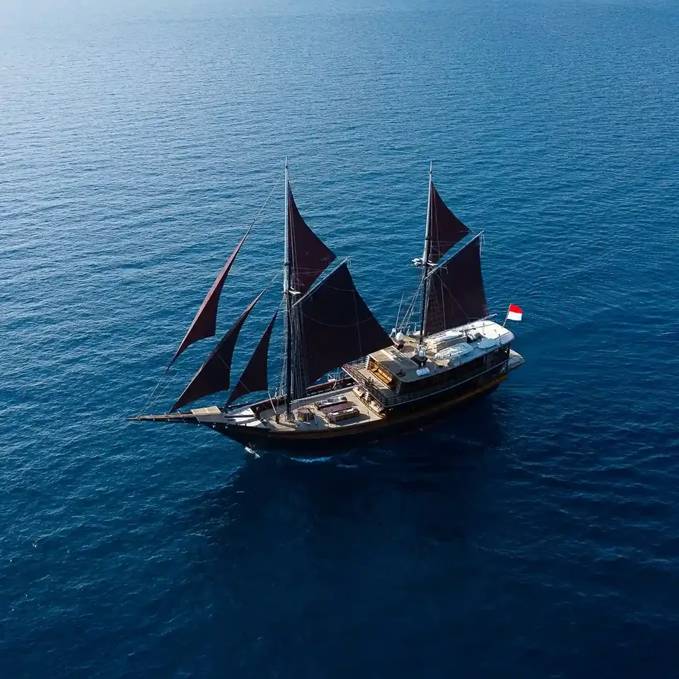 Dunia Baru, 51 m Traditional two mast wooden Phinisi schooner, 7 cabins for 14 guests