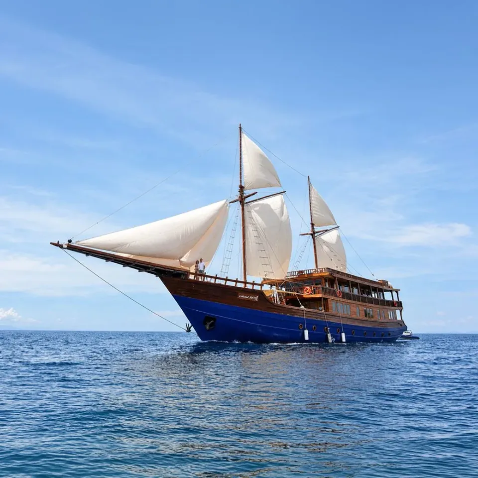 Jeeva Samudera, 46 m Traditional Indonesian Phinisi, 6 cabins for 12 guests