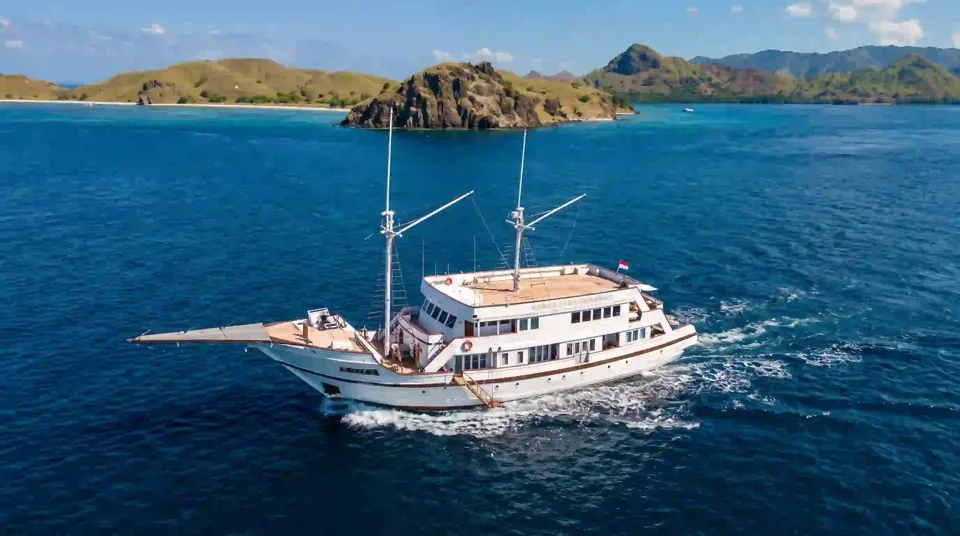 Lasha, 52.5 m Phinisi, 10 cabins for 26 guests