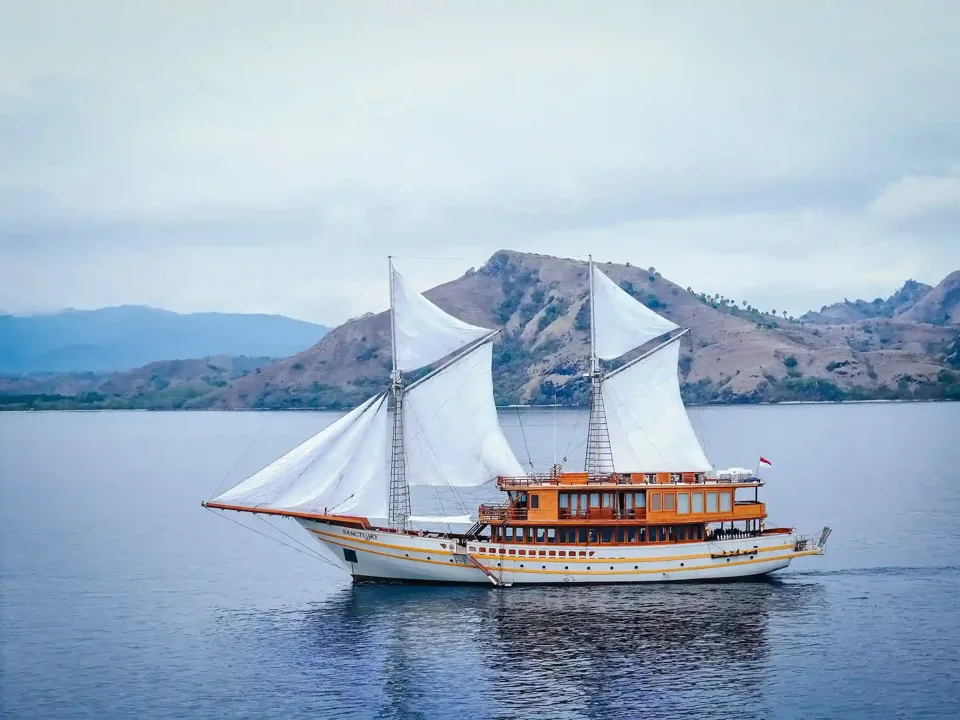 Sanctuary, 48 m Phinisi, 9 cabins for 18 guests