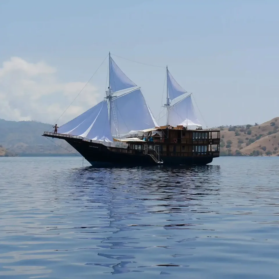 The Oracle, 35 m Traditional Phinisi, 3 cabins for 6 guests