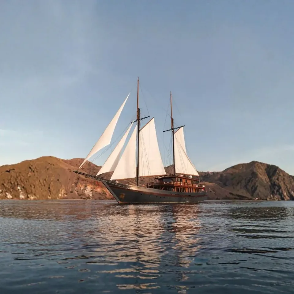 Vela, 50 m Phinisi, 6 cabins for 12 guests